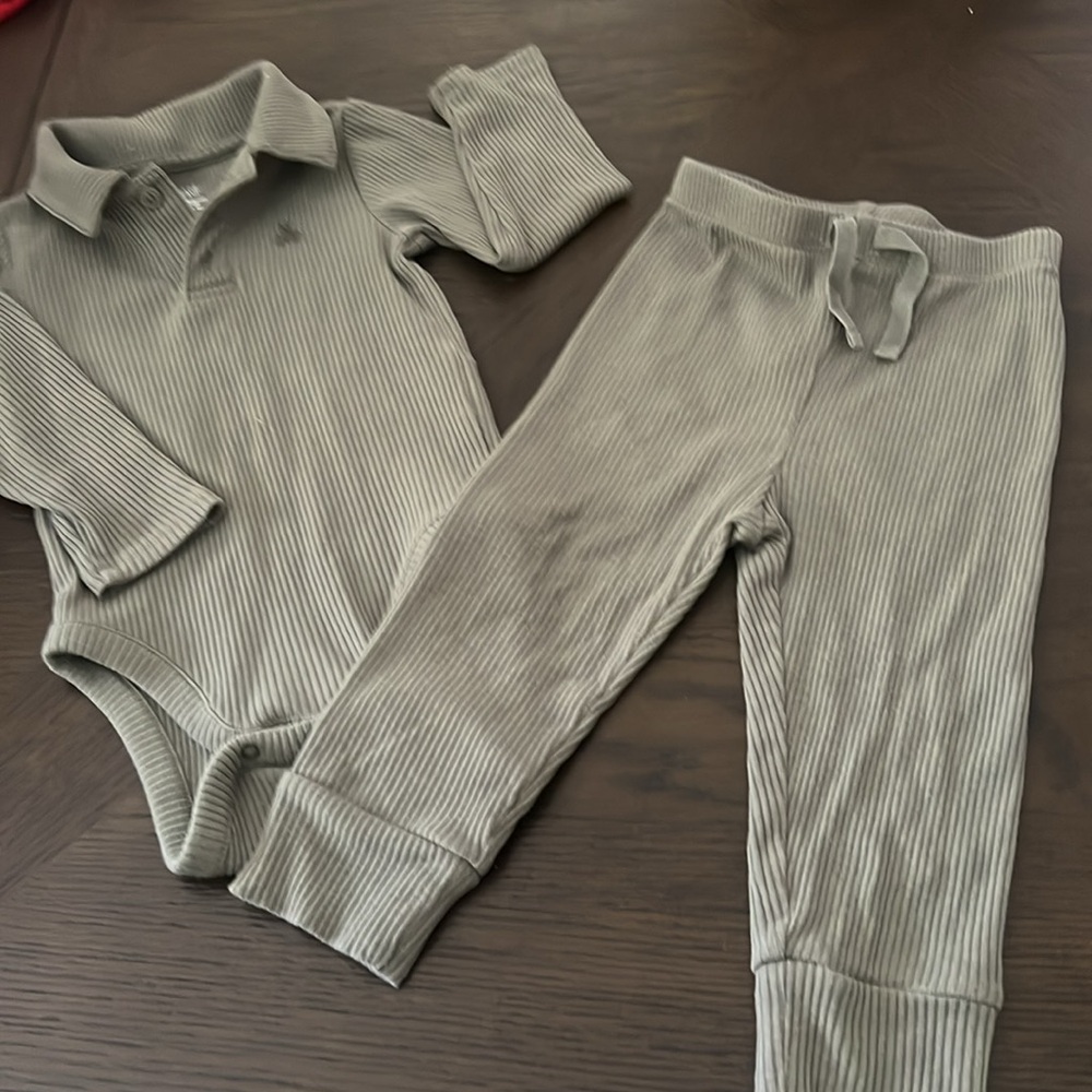 (#6) Baby items 4 outfits.